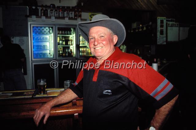 australie queensland 09.JPG - Homme au bar d'un pubCooktownQueenslandAustralie